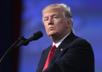 Trump dispensa tarifas adicionais para smartphones e computadores