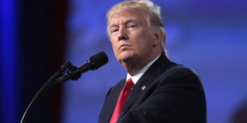 Trump dispensa tarifas adicionais para smartphones e computadores