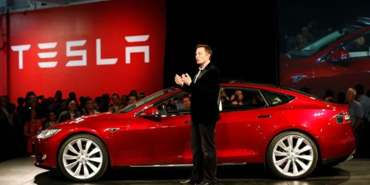 Tesla vive crise sem igual, com redução nas vendas e no lucro