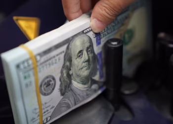 Ibovespa encerra em alta, impulsionado por tarifas e dados dos Estados Unidos; o dólar recua