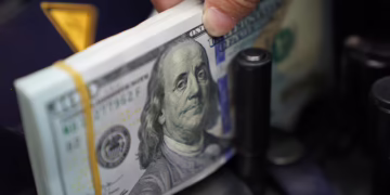 Ibovespa encerra em alta, impulsionado por tarifas e dados dos Estados Unidos; o dólar recua