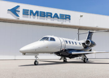 A Embraer amplia sua carteira em 25% no primeiro trimestre, porém a aviação comercial apresenta uma queda de 10%