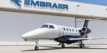 A Embraer amplia sua carteira em 25% no primeiro trimestre, porém a aviação comercial apresenta uma queda de 10%
