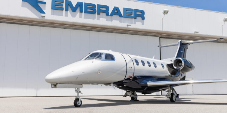 A Embraer amplia sua carteira em 25% no primeiro trimestre, porém a aviação comercial apresenta uma queda de 10%