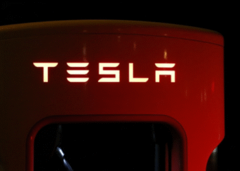 Tesla registra uma queda de 39% no lucro do primeiro trimestre de 2025, devido à concorrência chinesa e desafios políticos