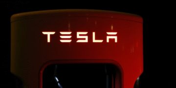 Tesla registra uma queda de 39% no lucro do primeiro trimestre de 2025, devido à concorrência chinesa e desafios políticos