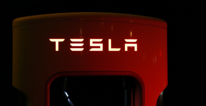 Tesla registra uma queda de 39% no lucro do primeiro trimestre de 2025, devido à concorrência chinesa e desafios políticos
