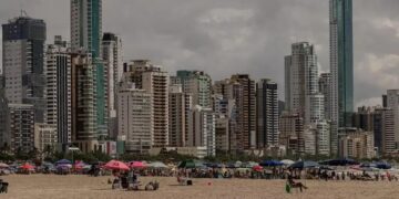 A maior parte dos compradores em Balneário Camboriú vem de famílias ricas dos estados de Santa Catarina, Paraná e Rio Grande do Sul. (Foto: Maira Erlich/Bloomberg)