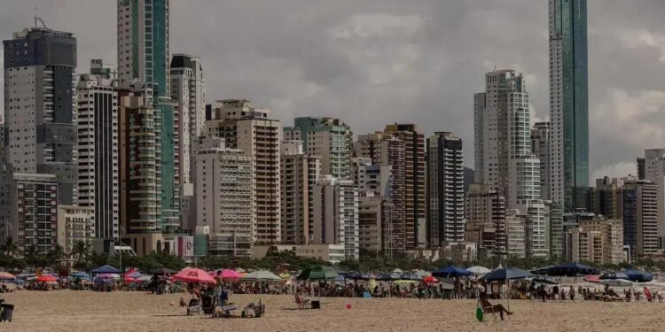 A maior parte dos compradores em Balneário Camboriú vem de famílias ricas dos estados de Santa Catarina, Paraná e Rio Grande do Sul. (Foto: Maira Erlich/Bloomberg)