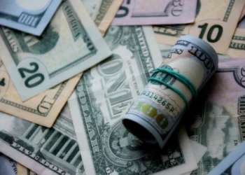 Dólar cai com as tarifas de Trump, mas possíveis retaliações podem alterar a direção da moeda