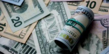 Dólar cai com as tarifas de Trump, mas possíveis retaliações podem alterar a direção da moeda