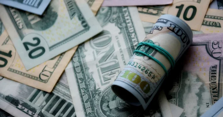 Dólar cai com as tarifas de Trump, mas possíveis retaliações podem alterar a direção da moeda