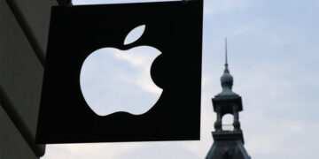 Apple desvaloriza R$ 1,6 trilhão em seu valor de mercado devido às tarifas impostas por Trump