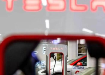 As ações da Tesla subiram até 5,9% após a reportagem indicando que CEO deixaria de atuar com Donald Trump, revertendo quedas anteriores (Foto: Bloomberg)