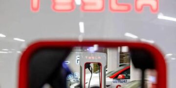 As ações da Tesla subiram até 5,9% após a reportagem indicando que CEO deixaria de atuar com Donald Trump, revertendo quedas anteriores (Foto: Bloomberg)