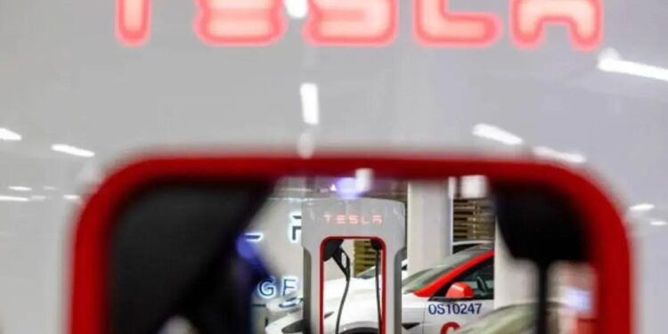 As ações da Tesla subiram até 5,9% após a reportagem indicando que CEO deixaria de atuar com Donald Trump, revertendo quedas anteriores (Foto: Bloomberg)