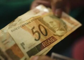As datas de pagamento das parcelas são definidas com base no dígito final do Número de Inscrição Social (NIS) e com base na renda do beneficiário.