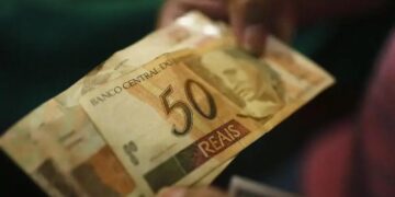 As datas de pagamento das parcelas são definidas com base no dígito final do Número de Inscrição Social (NIS) e com base na renda do beneficiário.