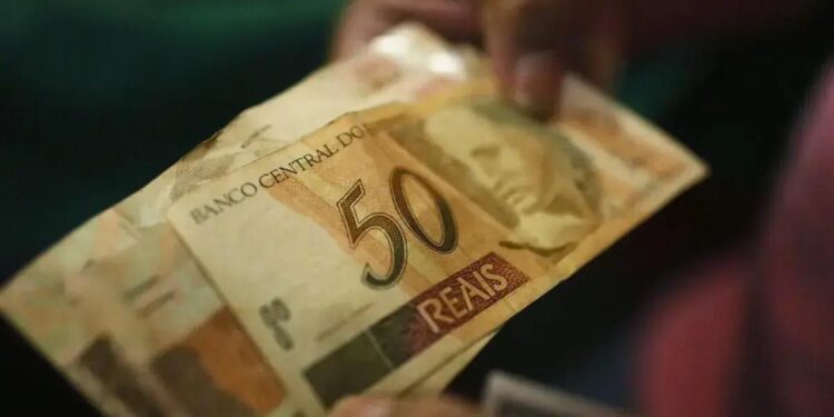 As datas de pagamento das parcelas são definidas com base no dígito final do Número de Inscrição Social (NIS) e com base na renda do beneficiário.