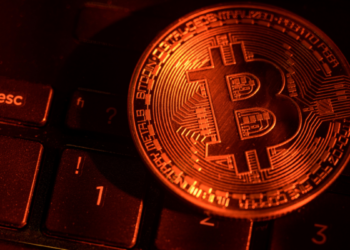 Bitcoin cai mais de 5% e opera abaixo de US$ 80 mil