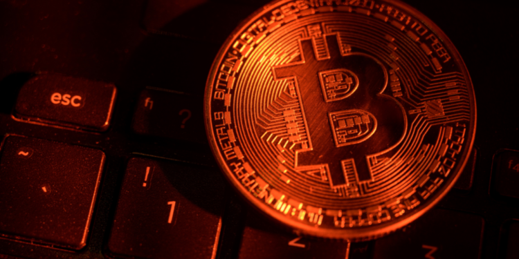 Bitcoin cai mais de 5% e opera abaixo de US$ 80 mil