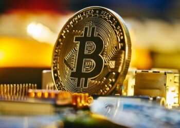 Bitcoin (BTC) passa por um reajuste de preço hoje, beneficiado pelo alívio temporário da guerra comercial; o gráfico ilustra a evolução das criptomoedas durante a crise