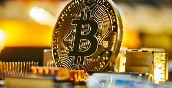 Bitcoin (BTC) passa por um reajuste de preço hoje, beneficiado pelo alívio temporário da guerra comercial; o gráfico ilustra a evolução das criptomoedas durante a crise