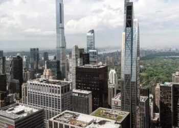 Conjunto de prédios da 'Billionaires Row' reúne alguns dos apartamentos mais caros da cidade. (Foto: Spencer Platt/Getty Images)