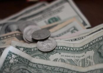 O dólar recua 2,54% e encerra a R$ 5,85, após a declaração de Trump sobre a interrupção das tarifas