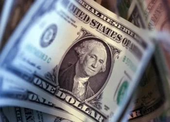 Dólar avança a R$ 5,89 com preocupações sobre tarifas; bolsa recua