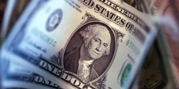 Dólar avança a R$ 5,89 com preocupações sobre tarifas; bolsa recua