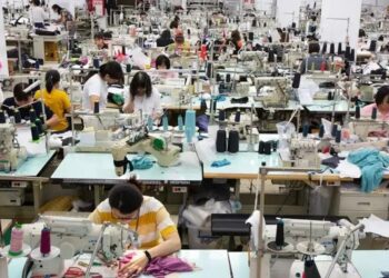 Funcionários usam máquinas de costura dentro da sala de produção de amostras na sede da Eclat Textile, que fornece produtos para a Nike, em Taipei, Taiwan; as taxas subiram para 46% no Vietnã, um local vital para empresas como a Apple e a Nike