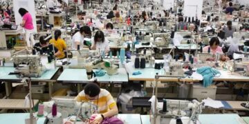 Funcionários usam máquinas de costura dentro da sala de produção de amostras na sede da Eclat Textile, que fornece produtos para a Nike, em Taipei, Taiwan; as taxas subiram para 46% no Vietnã, um local vital para empresas como a Apple e a Nike