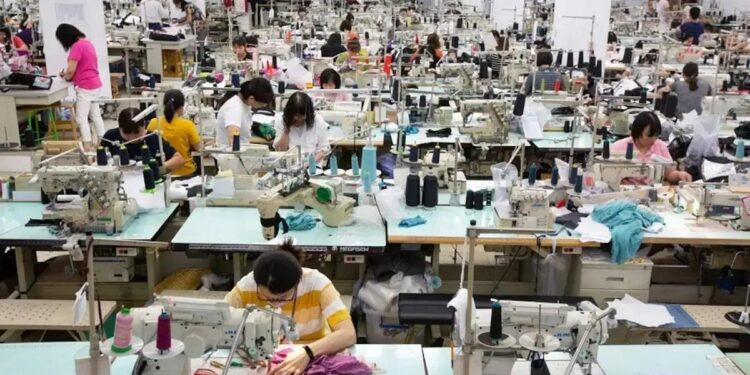 Funcionários usam máquinas de costura dentro da sala de produção de amostras na sede da Eclat Textile, que fornece produtos para a Nike, em Taipei, Taiwan; as taxas subiram para 46% no Vietnã, um local vital para empresas como a Apple e a Nike