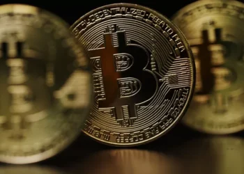 Bitcoin avança e volta a ultrapassar os US$ 85 mil antes da divulgação de tarifas recíprocas