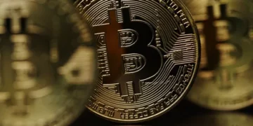 Bitcoin avança e volta a ultrapassar os US$ 85 mil antes da divulgação de tarifas recíprocas