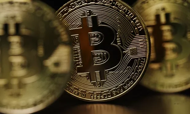 Bitcoin avança e volta a ultrapassar os US$ 85 mil antes da divulgação de tarifas recíprocas