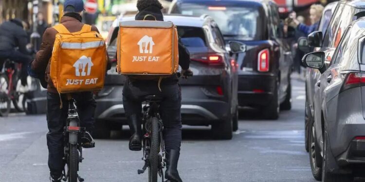 Grupo dono do iFood no Brasil concordou em comprar a Just Eat em um acordo totalmente em dinheiro avaliando a empresa em € 4,1 bilhões