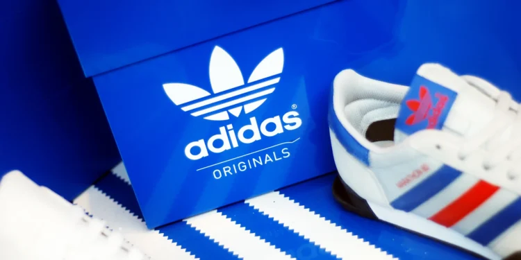 Adidas anuncia elevação de preços nos Estados Unidos em resposta às tarifas de Trump