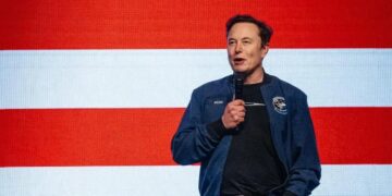 Musk Chama Navarro de Burro e Revela Divisão na Trump