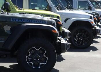Na quinta-feira (3), a montadora informou que iria interromper a produção em algumas fábricas no Canadá e no México, quando as tarifas de 25% sobre carros importados entraram em vigor.