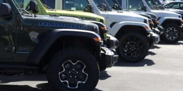 Na quinta-feira (3), a montadora informou que iria interromper a produção em algumas fábricas no Canadá e no México, quando as tarifas de 25% sobre carros importados entraram em vigor.
