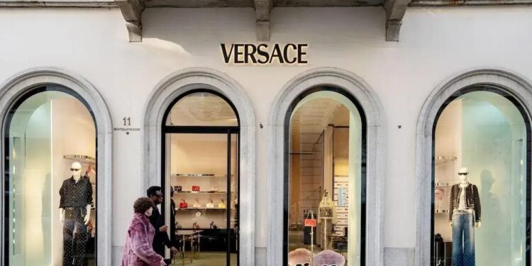 Prada Adquire Versace: Desvendando a Maior Aquisição do Luxo!