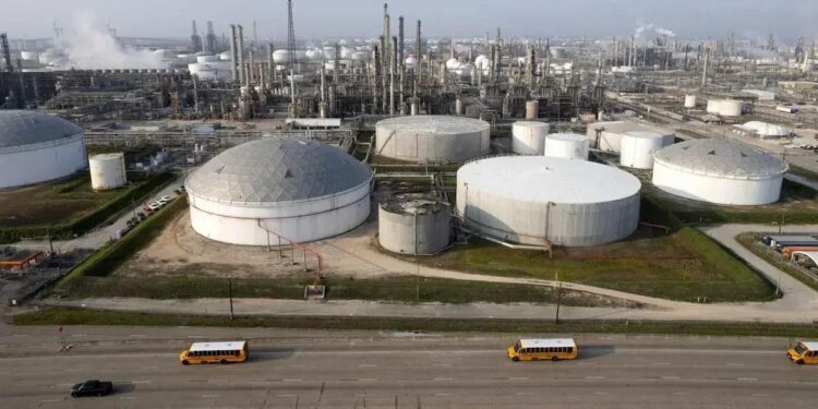 Preços de Petróleo Caem: O Que Esperar em 2025?