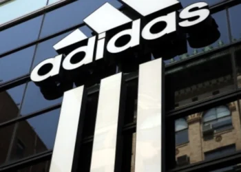 O lucro da Adidas ultrapassa as expectativas devido à grande procura por tênis