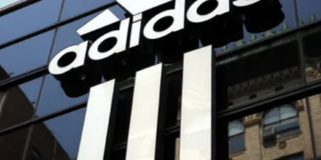O lucro da Adidas ultrapassa as expectativas devido à grande procura por tênis