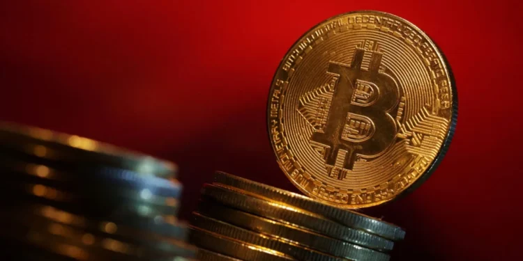 Bitcoin cai para menos de 80 mil dólares com aversão ao risco