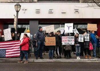 Tesla: Preço Alvo Cortado em 43% - Entenda o Impacto!