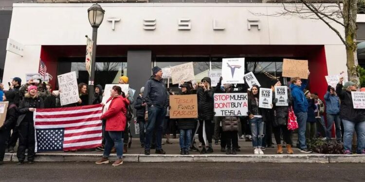 Tesla: Preço Alvo Cortado em 43% - Entenda o Impacto!