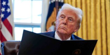 Trump aumenta imposto contra a China para 125% e anuncia diminuição nas tarifas para outros países
